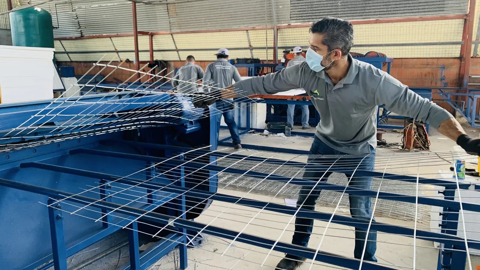 Operario de Azuero Panel trabajando con la malla de acero en la línea de producción