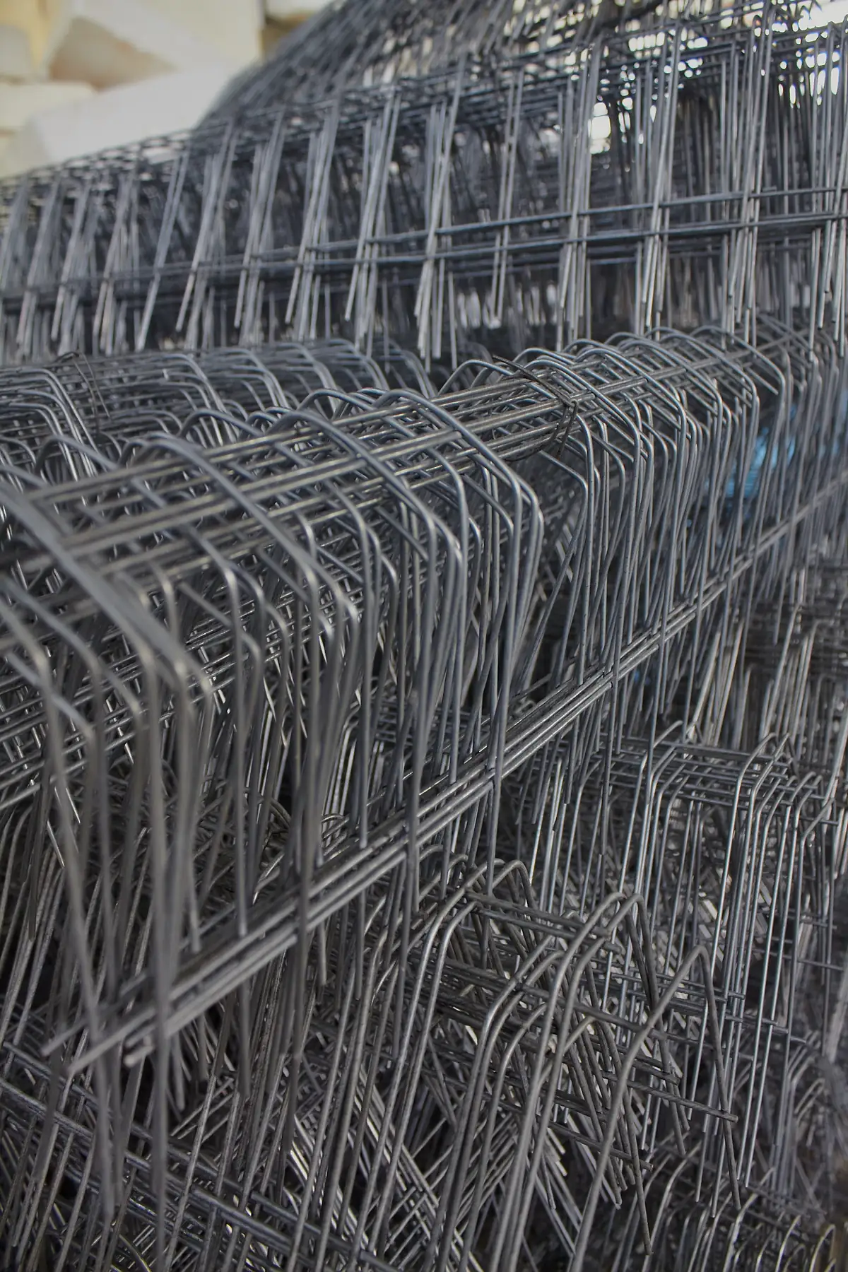 Mallas y accesorios reales apilados en la fábrica