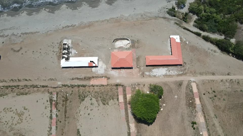 Vista cenital de los edificios del complejo costero