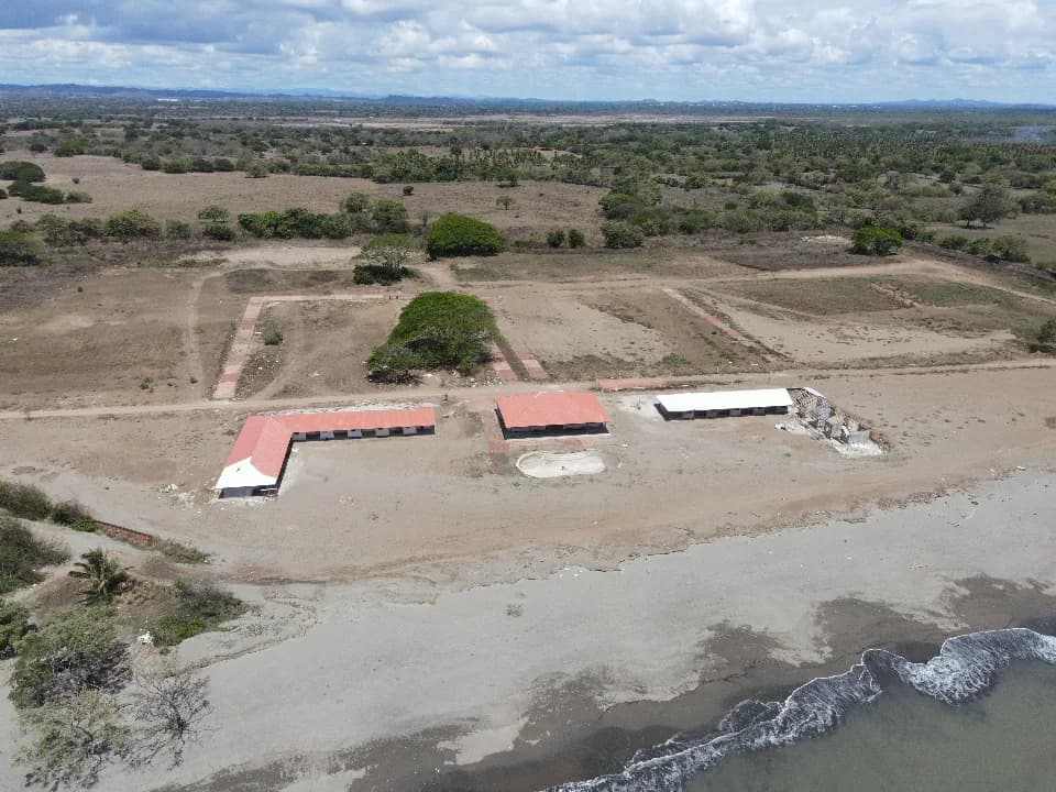 Panorámica del complejo residencial costero con el océano de fondo
