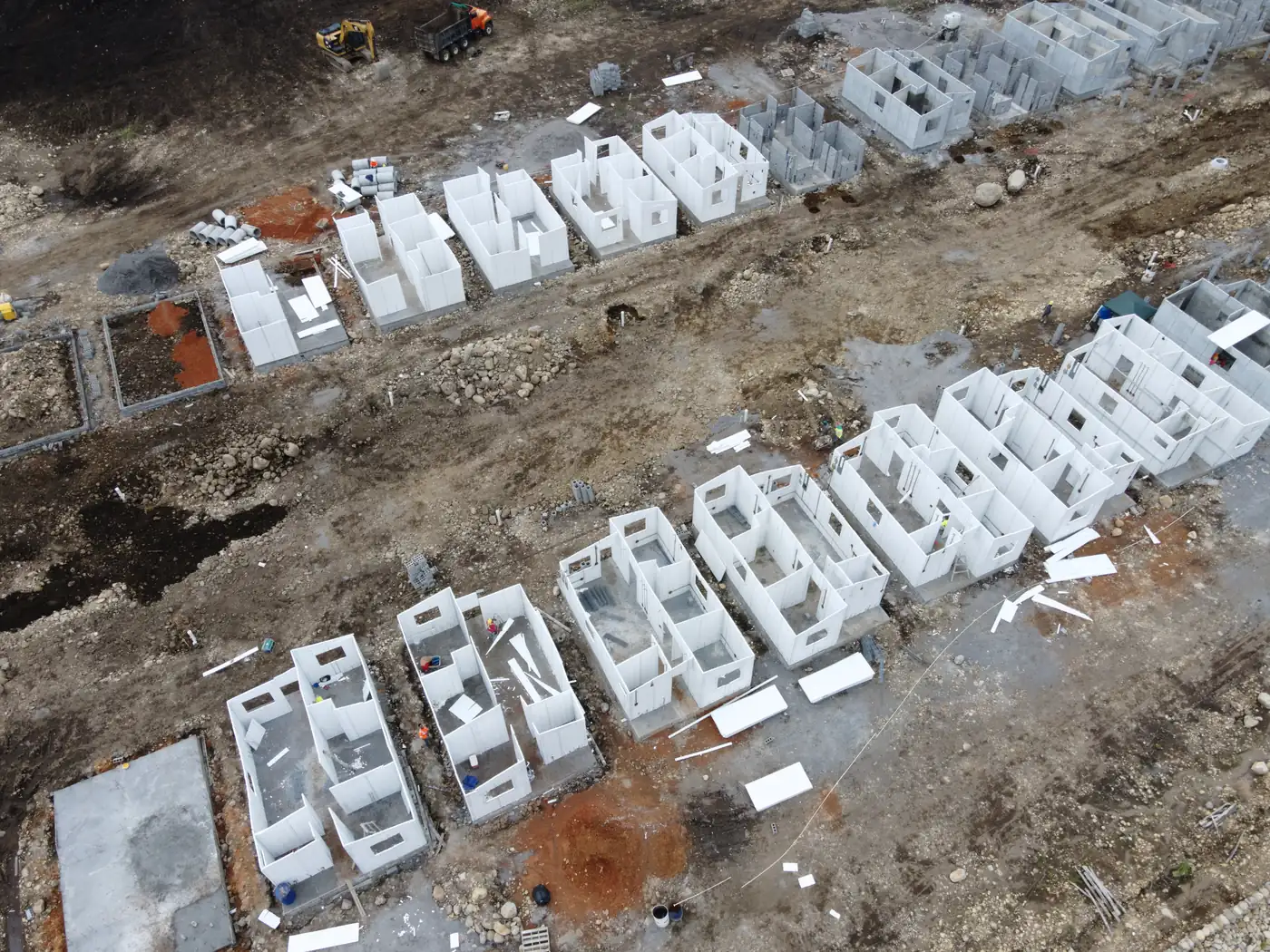 Viviendas en distintas etapas de avance, vista de dron